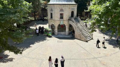 Bursa’nın tarihi simgelerinden Kozahan’da avlu kullanımına ilişkin tartışma yeniden gündeme