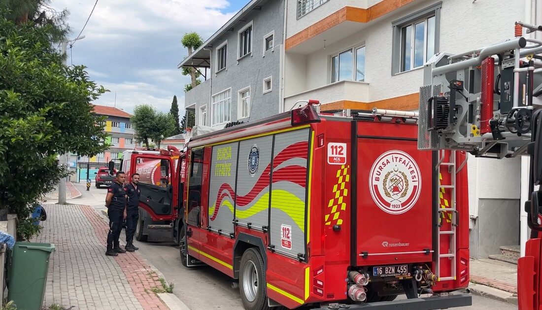 Mahalleliyi sokağa döken panik Bursa’nın Osmangazi ilçesinde bir apartmandan yükselen yoğun duman ve keskin