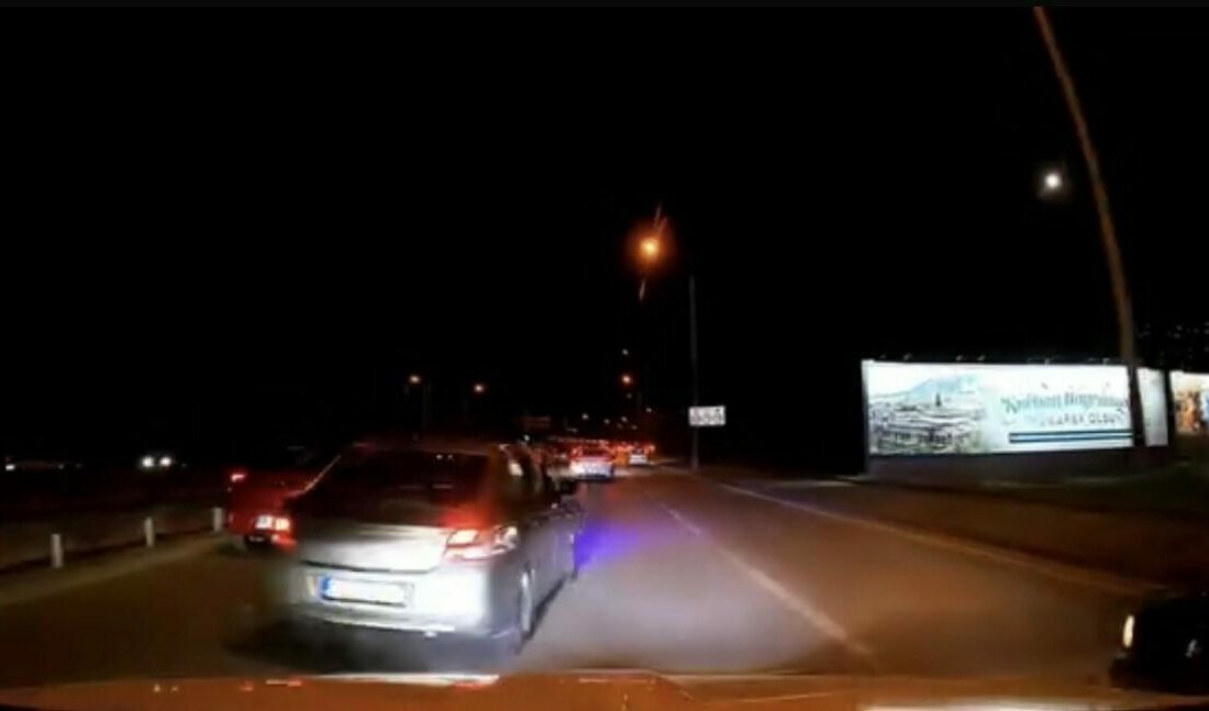 Makas atan sürücü tehlikeli anlara neden oldu Bursa’da trafikte makas atarak ilerleyen sürücü başka bir aracın kamerasına