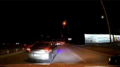 Bursa’da trafikte makas atarak ilerleyen sürücü başka bir aracın kamerasına