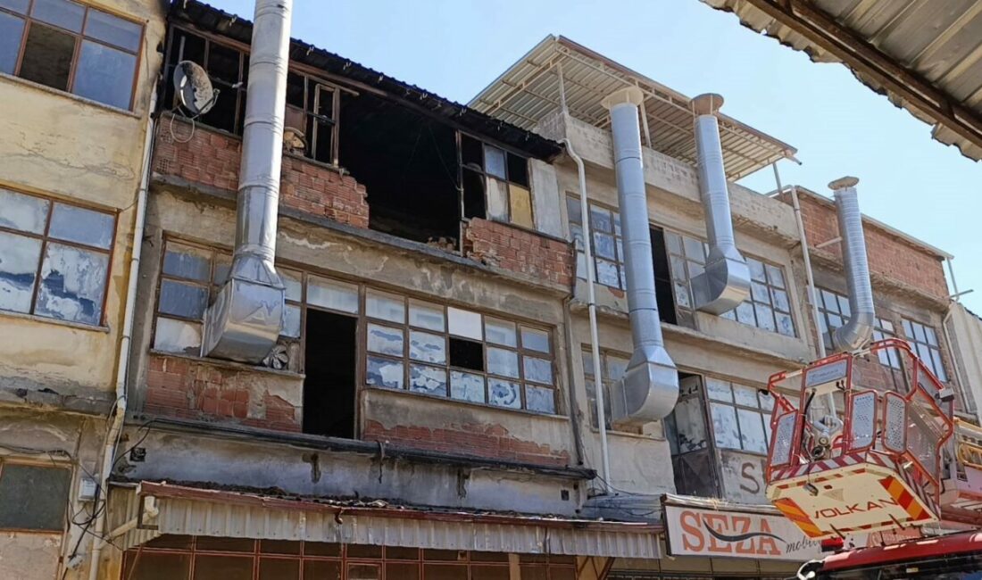 Bursa’nın İnegöl ilçesinde faaliyet gösteren 3 katlı mobilya imalathanesinde çıkan