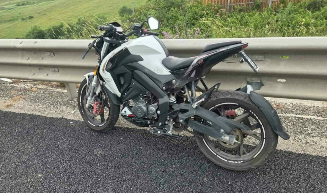 Bursa’nın Yalova karayolu Süpürgelik mevkiinde virajda kontrolden çıkan motosiklet savruldu.