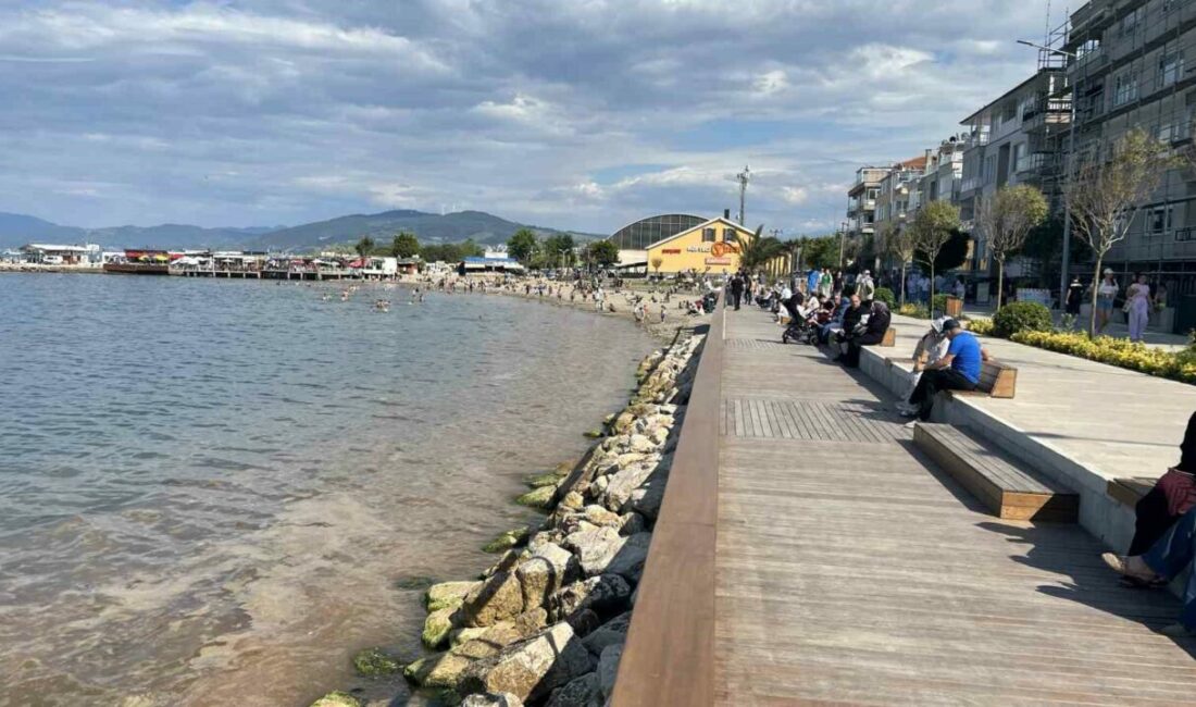 Mudanya’da müsilajdan sonra turuncu alarm Bursa’nın Mudanya sahilinde son günlerde deniz yüzeyinde oluşan turuncu-kahverengi tabaka