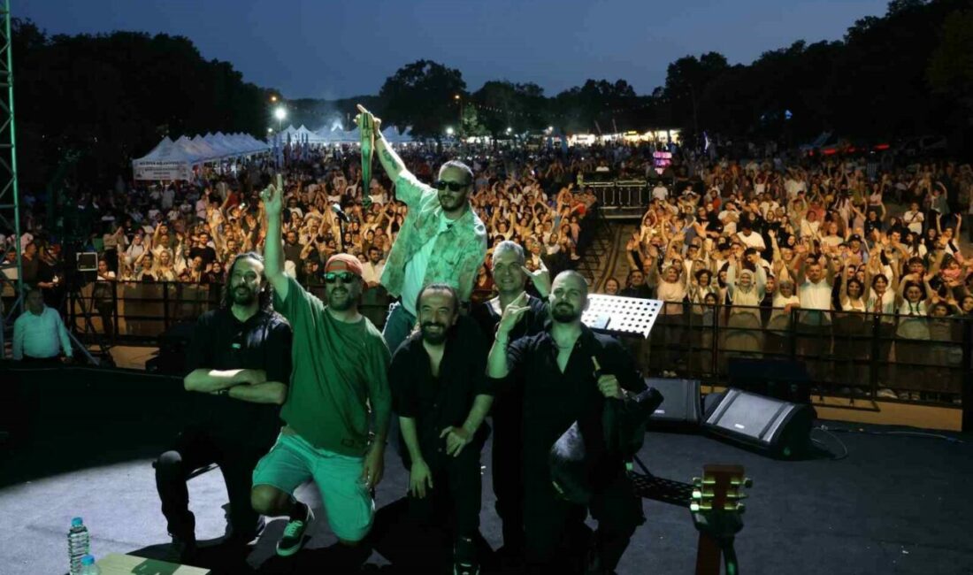 Nilüfer’de Karadeniz rüzgarı sürüyor 2. Nilüfer Karadeniz Festivali’nin ikinci günü de dolu dolu geçti.