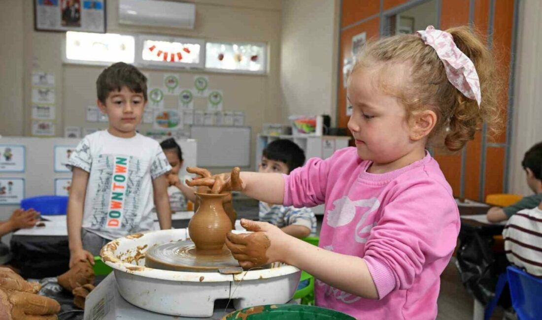 Osmangazi Belediyesi’nin kreşlerinde gerçekleştirdiği çömlek atölyeleri ile çocuklar, geleneksel sanat