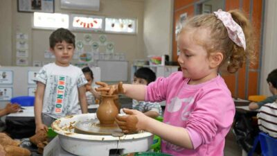 Osmangazi Belediyesi’nin kreşlerinde gerçekleştirdiği çömlek atölyeleri ile çocuklar, geleneksel sanat