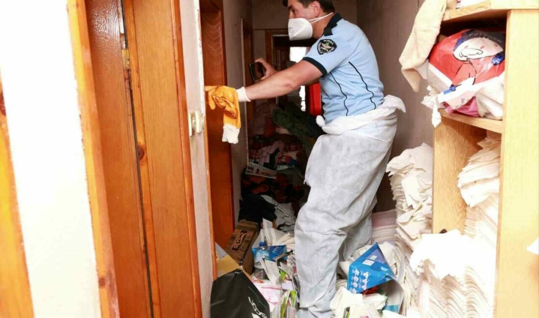Osmangazi’de çöp ev sorununa anında müdahale Osmangazi Belediyesi, vatandaşlardan gelen ihbar üzerine harekete geçerek tonlarca çöpün