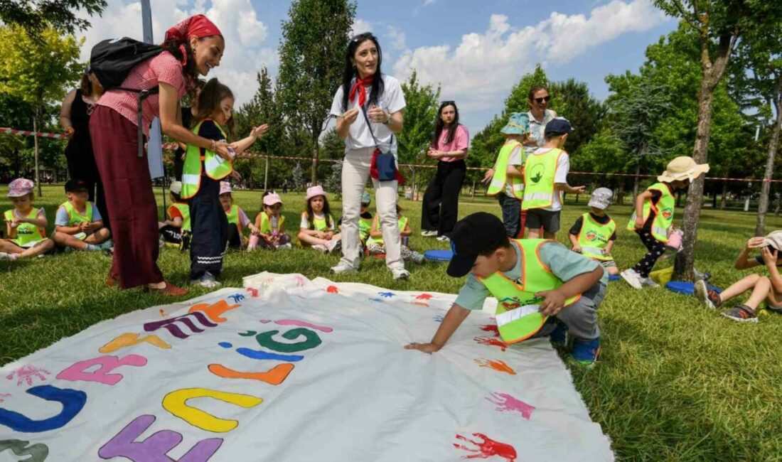 Osmangazi’de minikler yaza merhaba etkinliğinde buluştu Osmangazi Belediyesi Meslek Edindirme Kursları (OSMEK) bünyesinde düzenlenen Okul Öncesi