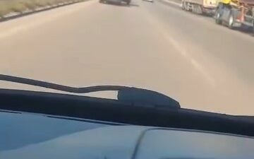 Bursa otobanında yaşanan bir anlık duraksama, kazaya neden oldu. Trafikte