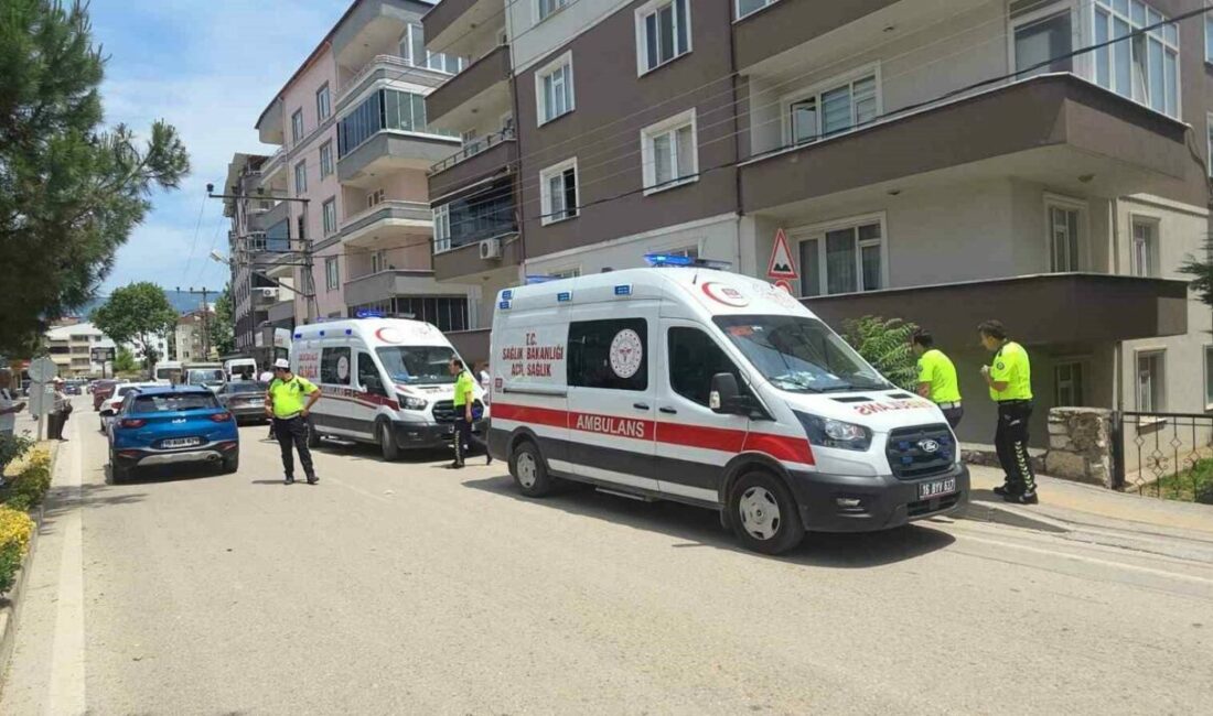 Otomobil apartman bahçesine uçtu, faciadan dönüldü Bursa’nın Orhangazi ilçesinde kontrolden çıkan bir otomobil duvarı aşarak apartman
