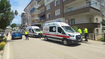 Bursa’nın Orhangazi ilçesinde kontrolden çıkan bir otomobil duvarı aşarak apartman