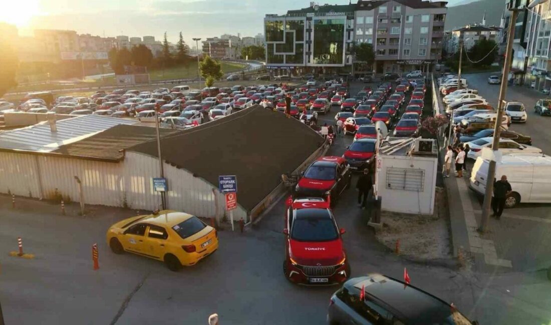 (Özel) Bursa’da A Milli Takım coşkusu sokaklara taştı, 250 araçlık konvoy kenti turladı Bursa’da A Milli Futbol Takımı’na destek olmak amacıyla sabahın erken