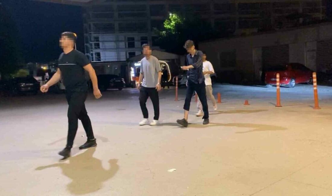 Parktaki gençlere pompalı tüfekle saldırdı: 10 yaralı Bursa’nın İnegöl ilçesinde çocuk parkında bulunan gençlere pompalı tüfekle açılan