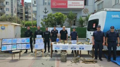 Bursa’nın Mudanya ilçesinde Çevre Haftası çerçevesinde düzenlenen etkinlikte, polis dalgıçlar