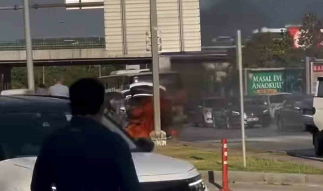 Seyir halindeki otomobil alev topuna döndü Bursa’da seyir halindeyken alev alan otomobil, kısa sürede alev topuna
