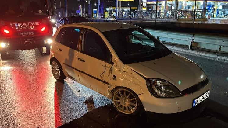 Sıkıştırılan otomobil takla attı: 4 yaralı, sürücü firarda Bursa’da alkollü olduğu iddia edilen sürücü, seyir halindeyken başka bir