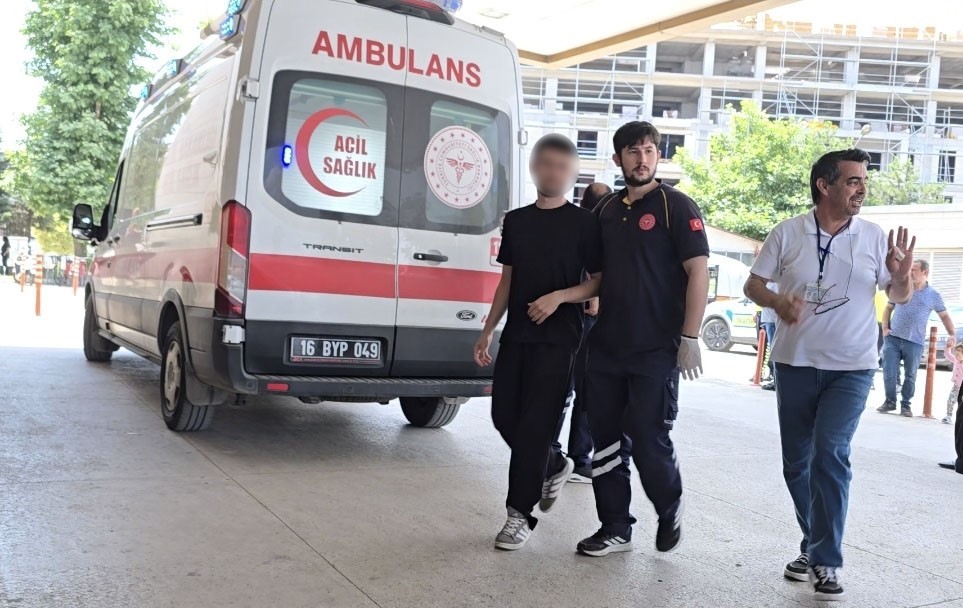 Sınavda rahatsızlanan genç ambulansla hastaneye sevk edildi Bursa’nın İnegöl ilçesinde Yükseköğretim Kurumları Sınavı’nın (YKS) ilk oturumu olan