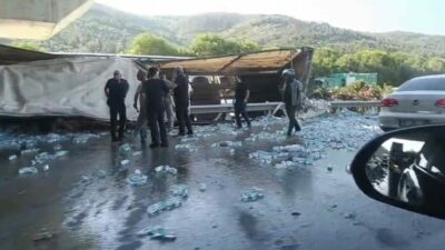 Bursa’da kontrolden çıkan su yüklü tırın bariyerlere ve hızlı tren