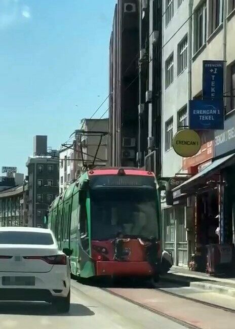 Tehlikeli yolculuk kamerada Bursa’da seyir halindeki tramvayın arkasına tutunarak yolculuk yapan iki çocuk,