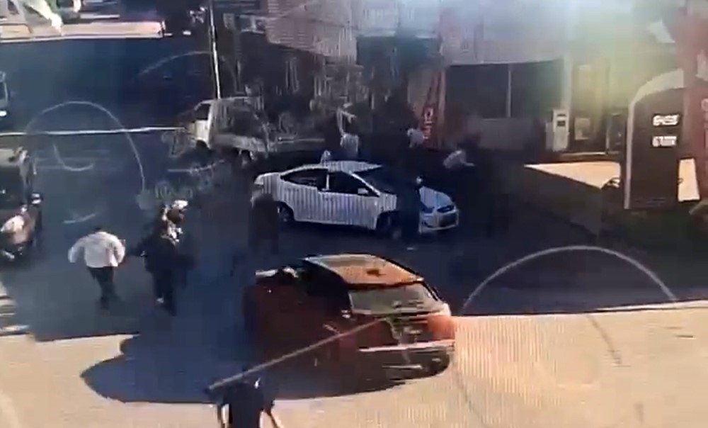 Bursa’nın İznik ilçesinde trafikte “Önüne bak” uyarısıyla başlayan tartışma, tekmeli