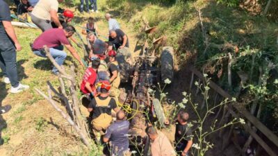 Bursa’nın İnegöl ilçesinde meydana gelen traktör kazasında devrilen traktörün altında