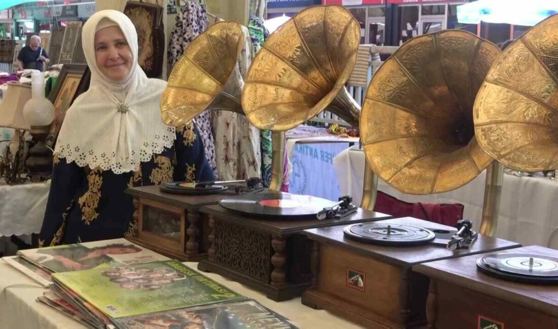 Türkiye’nin dört bir yanından antikacıları Bursa’da buluşturan Agora Antika Pazarı 10 yaşında Bursa’da kurulan Agora Antika Pazarı, 10 yaşında. Türkiye’nin birçok ilinden