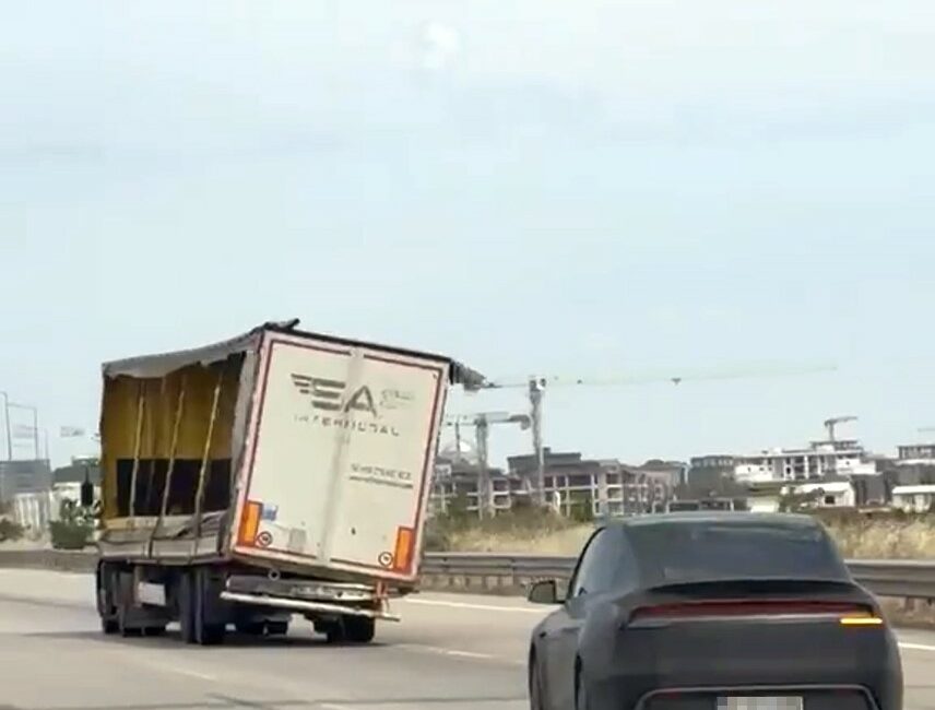 Yana yatmış şekilde seyreden dorse korkuttu Bursa’da trafikte ilerleyen bir tırın yana yatmış şekilde seyreden dorsesi,
