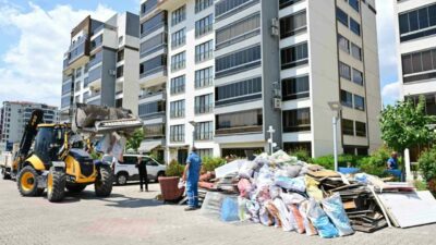 Yıldırım Belediyesi, Millet Mahallesi’nde bir sitede çıkan yangından etkilenen ve
