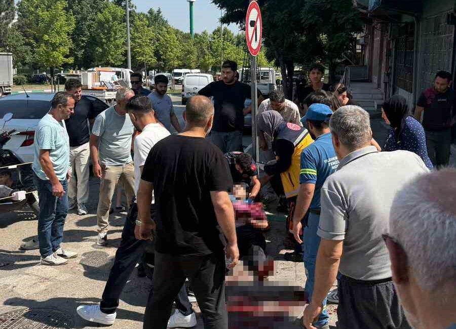 Yaralı babanın zor anları: “Oğlum sakın ölme” Bursa’nın Yıldırım ilçesinde komşu iki esnaf arasında iş yeri önüne