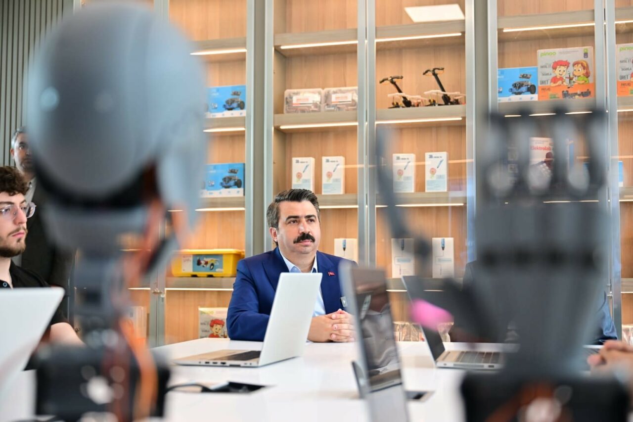 Bursa’da Yıldırım Belediyesi Yapay Zeka ve Teknoloji Merkezi, gençlerin dijital