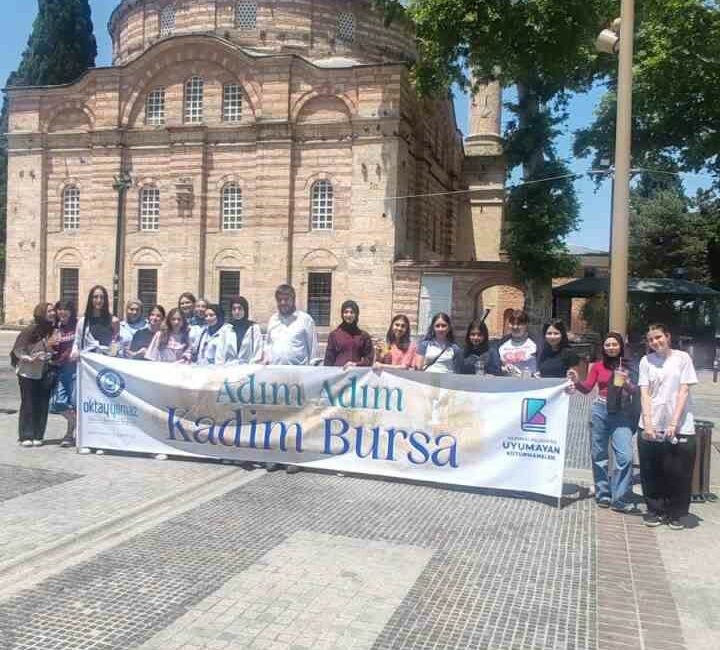 Yıldırımlı gençler tarihi yerinde keşfediyor Bursa’da Yıldırım Belediyesi ’Adım Adım Kadim Bursa’ projesi ile gençleri