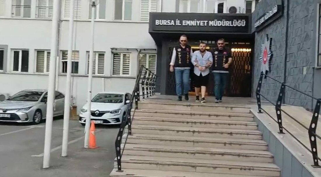 17 yıl hapis cezasıyla aranıyordu, bahçede saklanırken yakalandı Bursa’da hakkında “Uyuşturucu veya Uyarıcı Madde Ticareti Yapma” suçundan 17