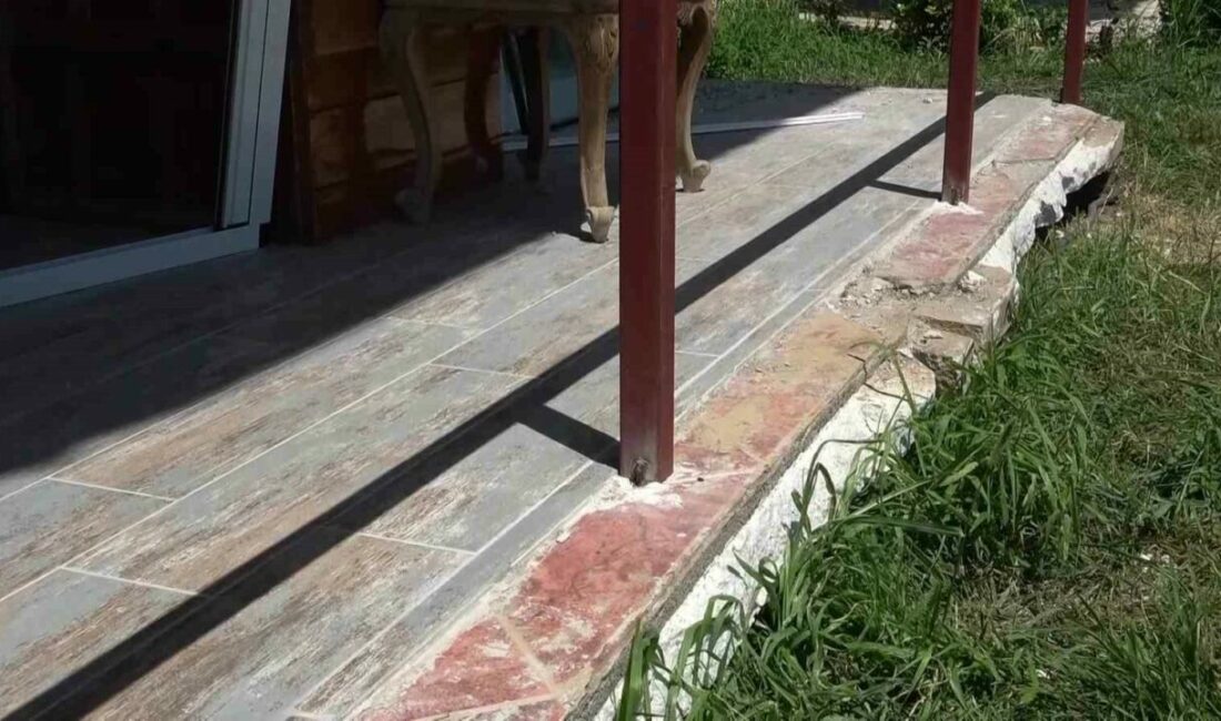 20 santimetrelik balkon çıkıntısı için kepçeli yıkıma ev sahipleri isyan etti Bursa’nın Gemlik ilçesine bağlı Kumla Mahallesi’nde, yaklaşık 50 yıllık bir