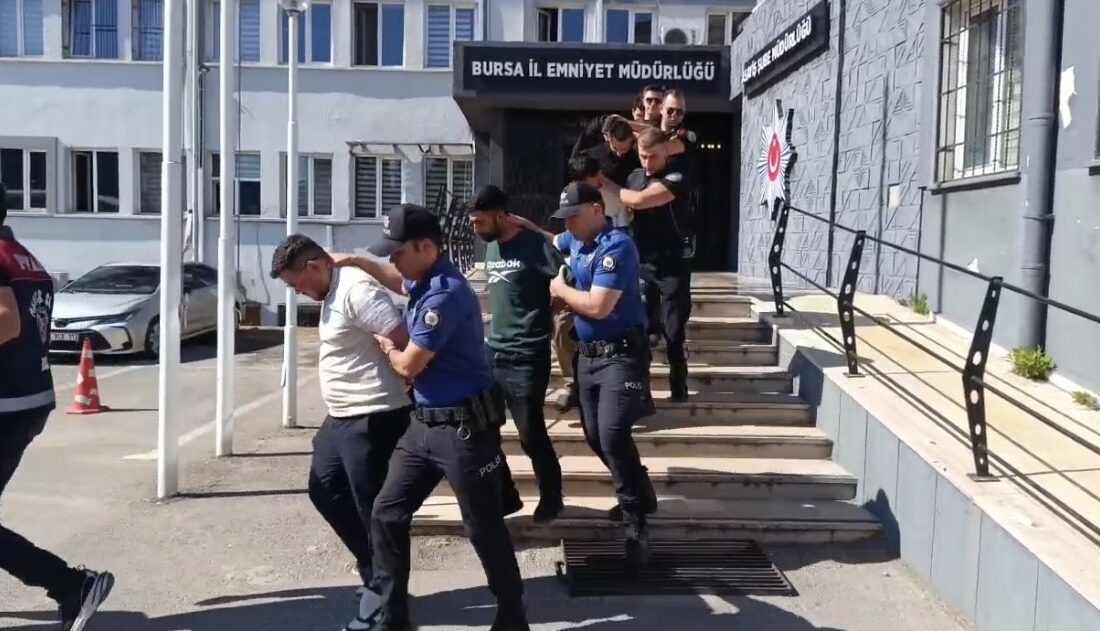 2,5 ay boyunca “Polisiz” diyerek dolandırdılar, 100 milyonluk vurgunun ardından tatlı ikram ettiler Bursa’da kendilerini polis olarak tanıtan organize dolandırıcılık şebekesi, yaşlı bir