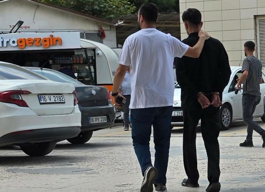 50 kilometre kaçan araçtan 20 bin adet uyuşturucu hap çıktı Bursa’nın İnegöl ilçesinde Narkotik Büro Amirliği ekiplerinin düzenlediği operasyonda, yaklaşık