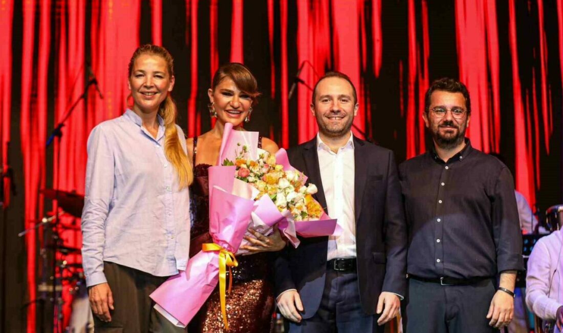 Açıkhava’da Derya Bedavacı rüzgarı Uluslararası Bursa Festivali kapsamında Kültürpark Açıkhava Tiyatrosu’nda sahne alan sanatçı