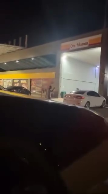 Akaryakıt istasyonunda sopalı kavga kamerada Bursa’da bir akaryakıt istasyonunda iki grup arasında çıkan sopalı kavga