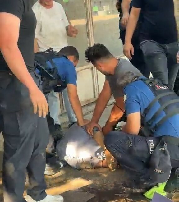 Akli dengesi yerinde olmadığı öğrenilen şahıstan yarım milyon liraya yakın nakit çıktı Bursa’nın İznik ilçesinde uzun süredir sebze ve meyve halinde çevreyi