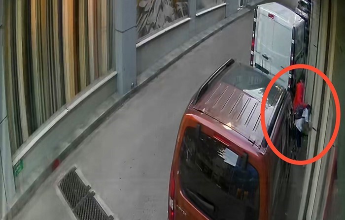 Akran zorbalığı kameraya böyle yansıdı Bursa’da 10 yaşındaki çocuk, iddiaya göre kendisinden 2-3 yaş büyük