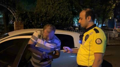 Bursa’da alkol denetimi yapan ekipler, uygulama noktasının 50 metre gerisinde