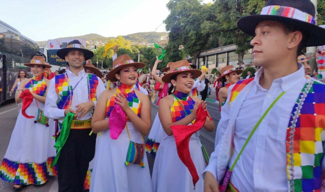 Altın Karagöz korteji Bursa sokaklarını renklendirdi Bursa’da 38. Uluslararası Altın Karagöz Halk Dansları Yarışması’nın açılış kortejinde,
