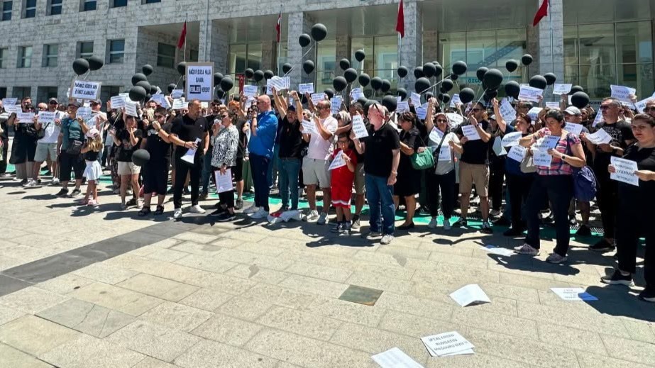 Atış Yapı mağdurlarından açıklama: “Bedelini vatandaş ödüyor” Bursa’da Atış Yapı mağdurları, yaptıkları basın açıklamasıyla yaşadıkları mağduriyeti kamuoyuyla