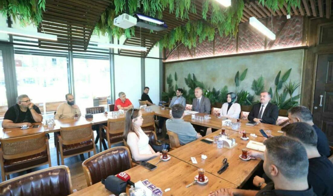 Başkan Taban yerel basın temsilcileriyle buluştu İnegöl Belediye Başkanı Alper Taban, İnegöl basın temsilcileriyle bir araya