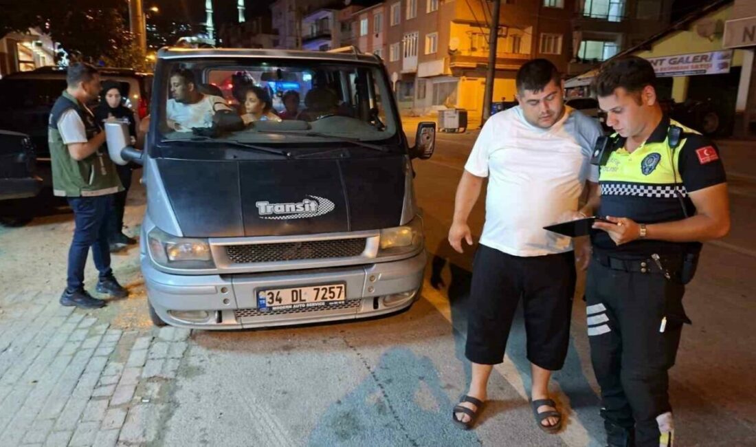 Bursa polisinden ‘Huzur’ uygulaması: 1 kişi yakalandı, 24 sürücüye ceza yazıldı Bursa’nın Orhangazi ilçesinde polis ekiplerince gerçekleştirilen huzur uygulamasında 920 kişinin