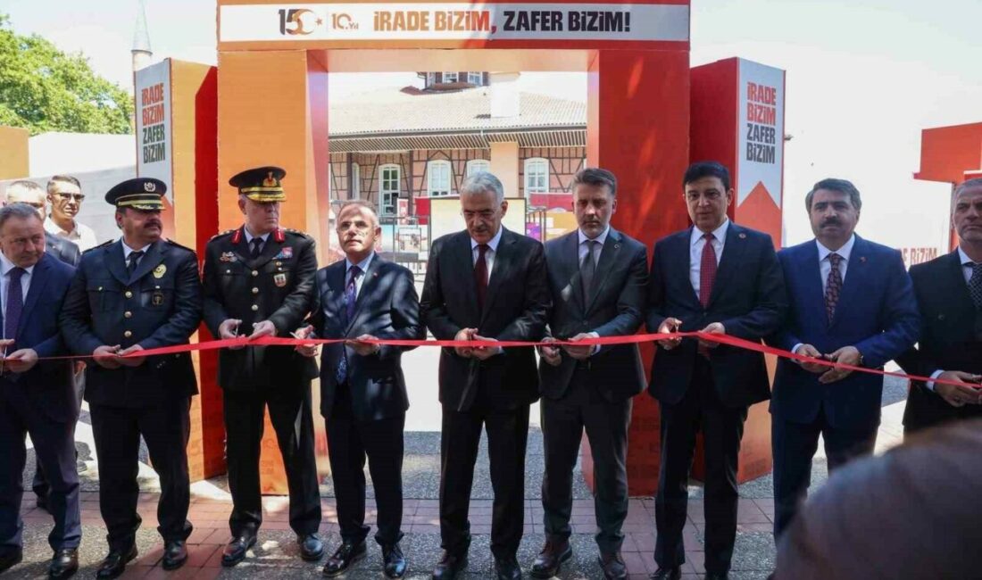 Bursa’da 15 Temmuz programı şehitleri anarak başladı Bursa Valiliği koordinasyonunda ‘İrade Bizim, Zafer Bizim’ temasıyla düzenlenen 15