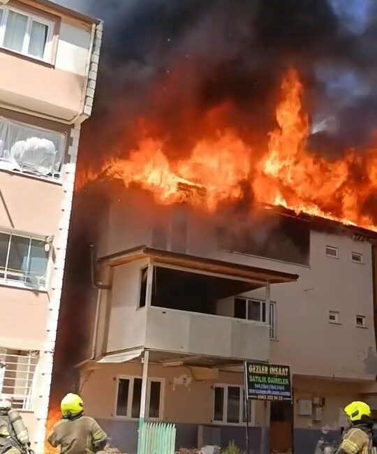 Bursa’da 3 katlı binanın çatısı alevlere teslim oldu Bursa’nın Osmangazi ilçesinde 3 katlı bir binanın çatısında çıkan yangın