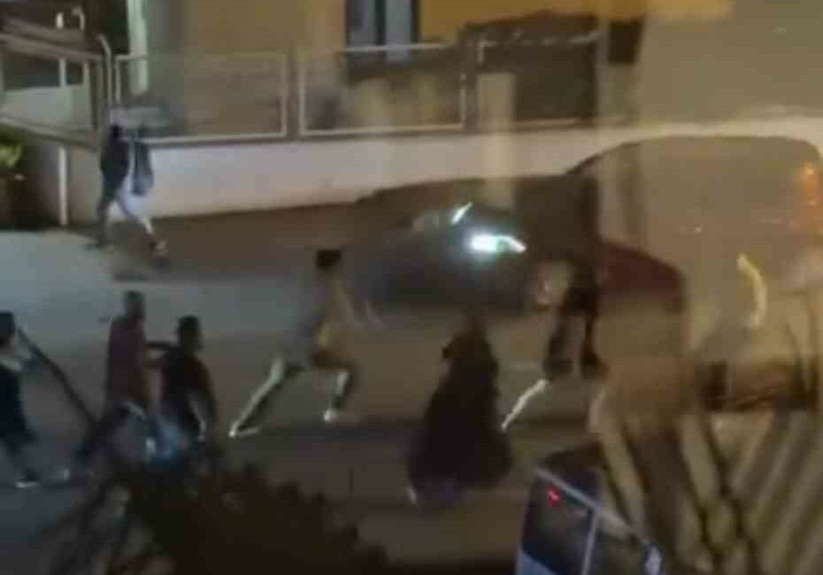 Bursa’da aileler arasında meydan muharebesi kamerada Bursa’da iki aile arasında çıkan kavga adeta meydan muharebesine döndü.
