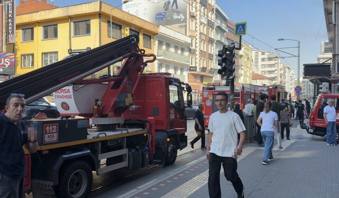 Bursa’da baca yangını paniği Bursa’nın Osmangazi ilçesinde bir iş yerinin bacasında çıkan yangın paniğe