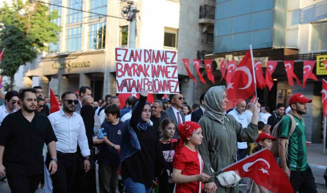 Bursa’da ’Demokrasi ve Bayrak Yürüyüşü’ Bursa Büyükşehir Belediyesi Başkan Vekili Şahin Biba, 15 Temmuz Demokrasi