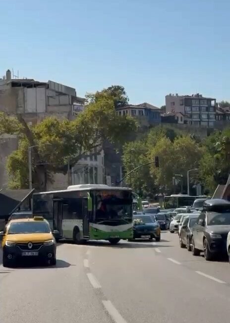 Bursa’da belediye otobüsü hattından geçen düğün konvoyunu gören otobüs sürücüsü,